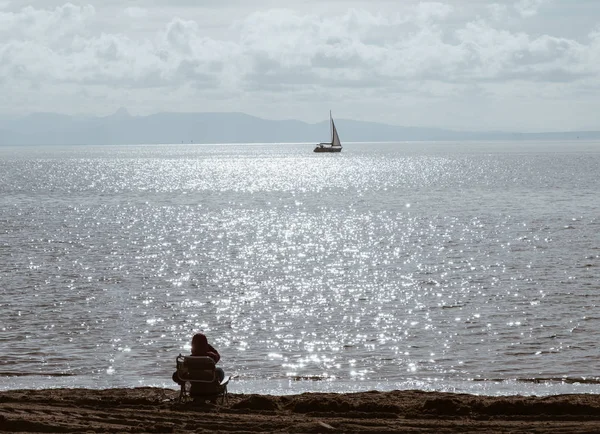 Люди Смотрящие Горизонт Над Спокойным Морем Парусной Лодкой Голубым Облачным — стоковое фото