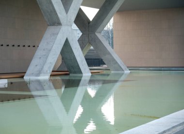 Milan, İtalya Şubat 2019 modern mimarlık - X harfi çimento takviyeli beton - modern mimarlık - 3 D alfabesi