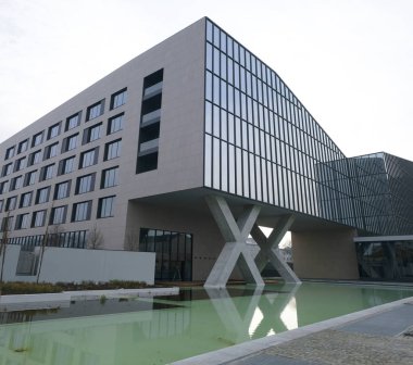 Milan, İtalya, Şubat 2019 modern mimarinin yeni kare Adriano Olivetti South Town, eski bir sanayi bölgesi yeniden geliştirilmesi