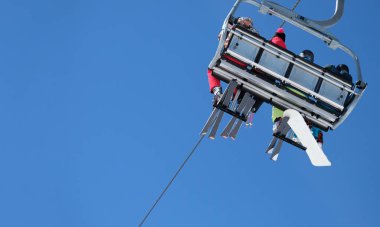 Teleferik ile kayakçı mavi gökyüzü ile hava alttan görünüm.