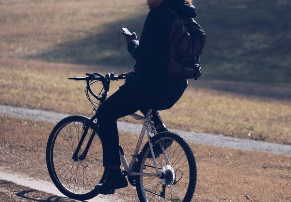 Koca bebek bisiklet üzerinde akıllı telefon kullanarak arıyorum.