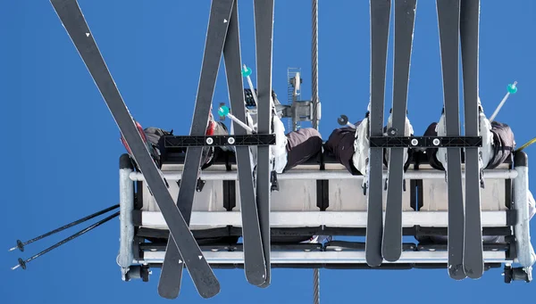 Vista aérea inferior del telesilla con esquiador con cielo azul . — Foto de Stock