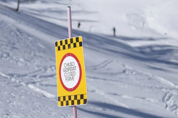 kar - kayak için yasak işareti alarma çok dilde kapalı işareti .