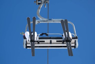 Teleferik ile kayakçı mavi gökyüzü ile hava alttan görünüm.