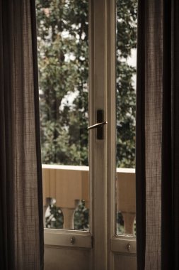 Klasik eski windows kapı ve balkon ayrıntı - yalnızlık fobi ruhsal sorunun agorafobi iç görünüm.