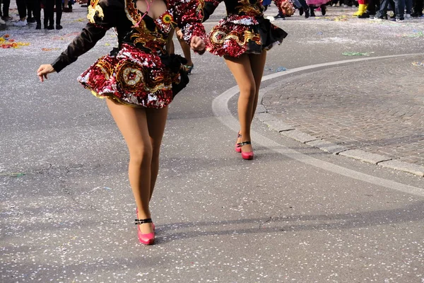 Desfile de carnaval, bailarines de equipo bolivianos con baile de disfraces típico . — Foto de Stock
