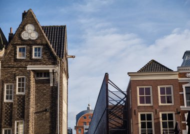 tipik eski cephe od Dordrecht güneşli bir gün - Holland - Hollanda en eski şehir