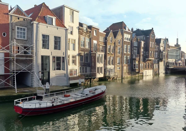 Dům a vodní - Dordrecht je město a obec v západním Nizozemsku, se nachází v provincii Jižní Holandsko. — Stock fotografie