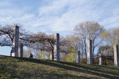2019 milan İtalya - north park - (Parco nord) güneşli bir günde küçük tepe buluşma noktası yapısı ile Mart.