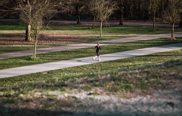 Chica mujer corriendo en el parque del norte (Parco Nord) en un día soleado - actividad de salud - deporte en el verde . — Foto de Stock