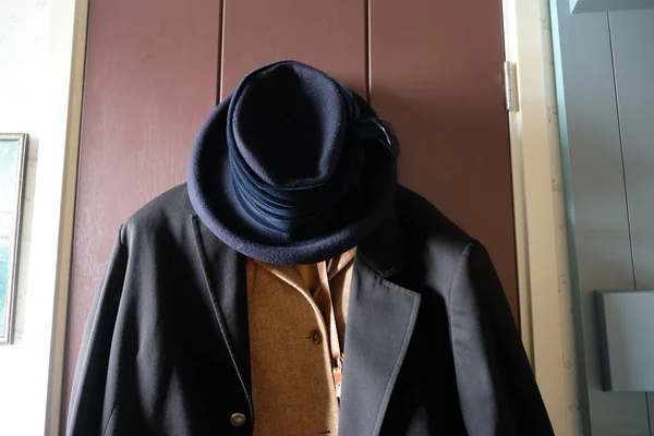 Hombre viejo vestido de trabajo en el área de molinos de viento - Molens of Kinderdijk - Holanda del Sur . —  Fotos de Stock