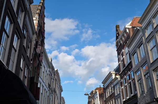 Dordrecht city - typickou fasádou a budovy s modrou oblohou - Nizozemsko - Holandsko. — Stock fotografie