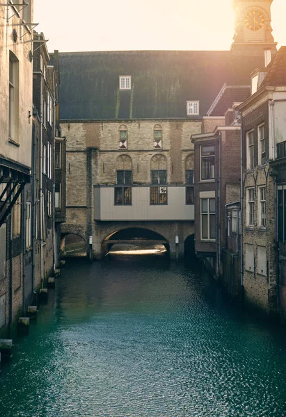 Dordrecht city - typische fassade und gebäude mit wasserwegen - niederland - holland. — Stockfoto