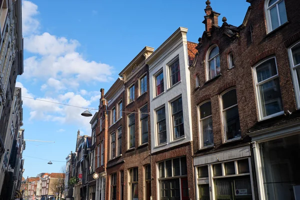 Dordrecht city - typickou fasádou a budovy s modrou oblohou - Nizozemsko - Holandsko. — Stock fotografie