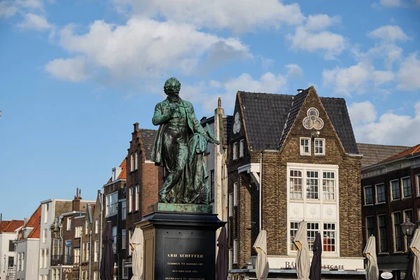 Socha na hlavním náměstí v Dordrecht city - typickou fasádou a budovy s modrou oblohou - Nizozemsko - Holandsko. — Stock fotografie