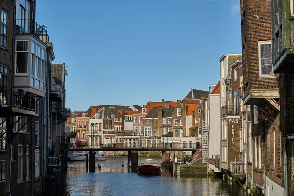 Город Дордрехт - типичный фасад и здания с водными путями - Нидерланды - Голландия — стоковое фото