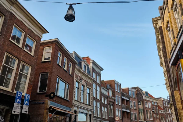 Dordrecht city - typickou fasádou a budovy s modrou oblohou - Nizozemsko - Holandsko. — Stock fotografie