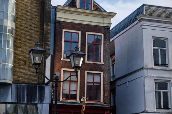 Dordrecht město - typickou fasádou a budovy - Nizozemsko - Holandsko. — Stock fotografie