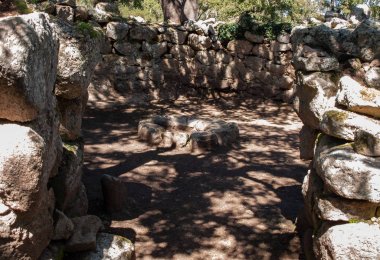 Megalitik daire ve Nuoro Sardinya, Italya 'da yeni arkeolojik site büyük dairesel kulübede Noddule kutsal kaynak giriş arkeolojik site.