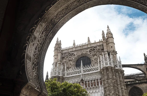 西班牙塞维利亚拉吉拉尔达大教堂的阿拉伯式拱门入口. — 图库照片