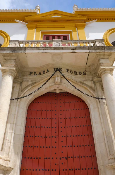 Abril 2019 Entrada principal de la plaza de toros de Sevilla, Real Maestranza de Caballeria de Sevilla, España . — Foto de Stock
