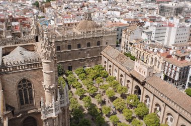 Güneşli ve bulutlu bir gün Sevilla, Endülüs, Ispanya See (Sevilla Katedrali) Saint Mary Katedrali havadan görünümü.