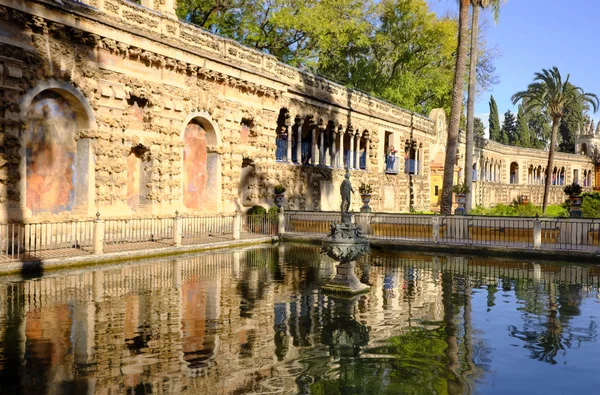阿尔卡萨皇宫花园中的喷泉。在西班牙塞维利亚. — 图库照片