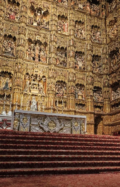 Április 2019 a Szent Mária-székesegyház belső nézete (Sevilla Cathedral) Sevillában, Andalúzia, Spanyolország. — Stock Fotó