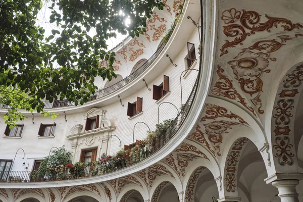 Типичный оформленный фасад в Севилье, Андалусия, Испания . — стоковое фото