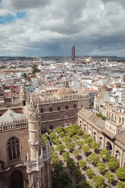 Vista aérea de la Catedral de Santa María de la Sede (Catedral de Sevilla) en Sevilla, Andalucía, España en un día soleado y nublado . — Foto de Stock