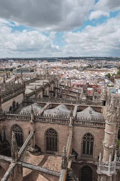 Vista aérea de la Catedral de Santa María de la Sede (Catedral de Sevilla) en Sevilla, Andalucía, España en un día soleado y nublado . — Foto de Stock