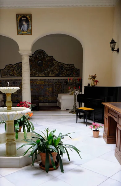 Апрель 2019 - Двор Севильи с колоннами, садовыми растениями в историческом доме Андалусии - Испания . — стоковое фото