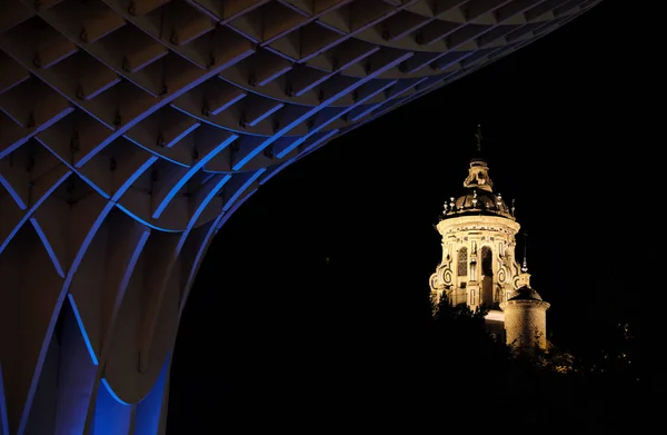 Metropol sonnenschirm bei nacht mit blauem licht - moderne architektur in schwachlichtsituation - april 2019 seville - spanien. — Stockfoto