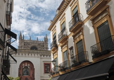 Sevilla'nın tipik cephesi ve See Seville Saint Mary Katedrali,Endülüs, İspanya.
