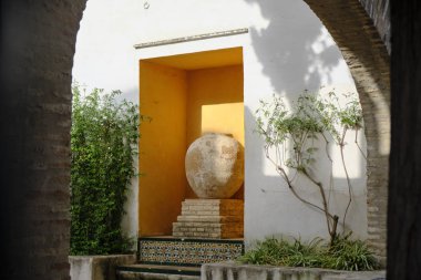 Nisan 2019 - Sevilla İspanya - Odanın ortasında bitki ile Royal Alcazar avlusu Iç görünümü.