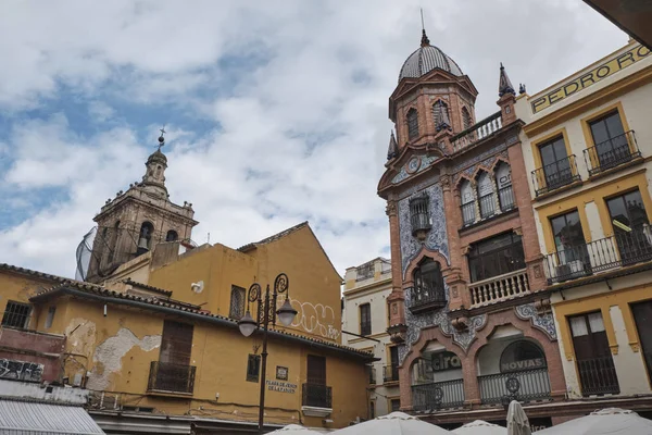 Типичный фасад Севильи, Андалусия, Испания — стоковое фото