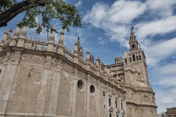 Catedral de Santa María de la Sede (Catedral de Sevilla) en Sevilla, Andalucía, España en un día soleado y nublado . — Foto de Stock