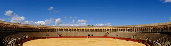 Nisan 2019 Sevilla Bullfighting arena (plaza de toros) panoramik görünümü, Real Maestranza de Caballeria de Sevilla, İspanya