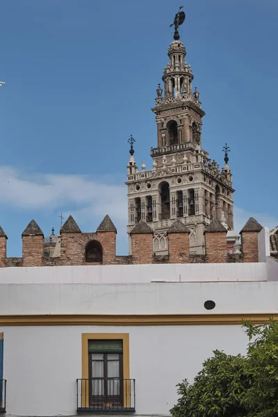Собор Святой Марии (Севильский собор) в Севилье, Андалусия, Испания в солнечный и облачный день . — стоковое фото