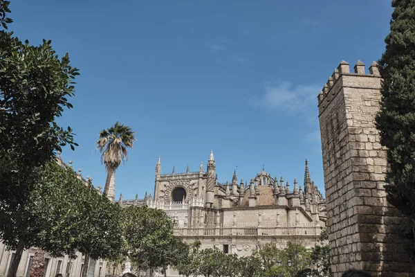 Catedral de Santa María de la Sede (Catedral de Sevilla) en Sevilla, Andalucía, España en un día soleado y nublado . — Foto de Stock