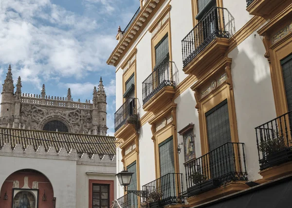 Typická fasáda Sevilly a katedrály svaté Marie, viz Seville, Andalusie, Španělsko. — Stock fotografie