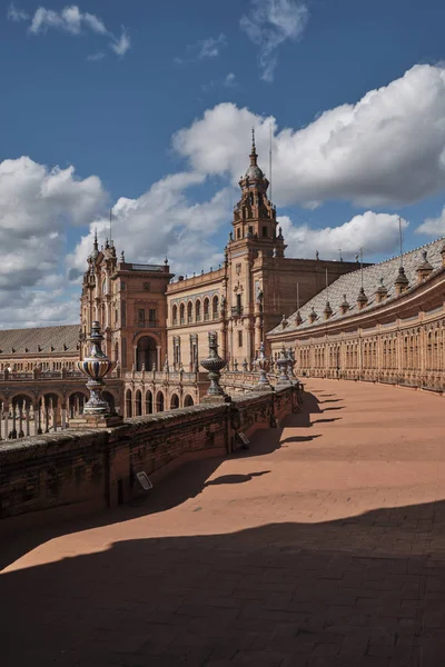 Andalisia Seville ana meydanı Plaza de Espana İspanya. mavi dekoratif seramik eleman.