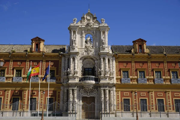 Vista del Palacio de San Telmo, Sevilla, España. Sede de la presidencia en un día soleado — Foto de Stock