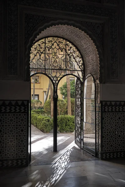 Nisan 2019 - Sevilla İspanya - Odanın ortasında bitki ile Royal Alcazar avlusu Iç görünümü.