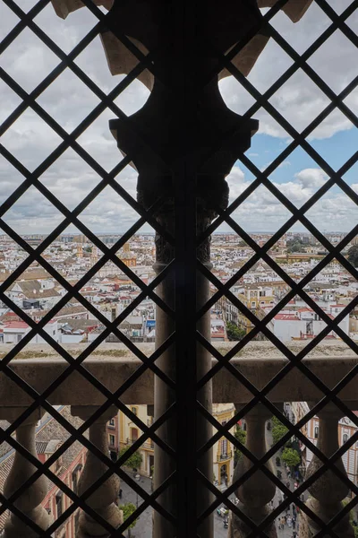 Vista interior de la ventana de la Torre Giralda es el símbolo de Sevilla — Foto de Stock