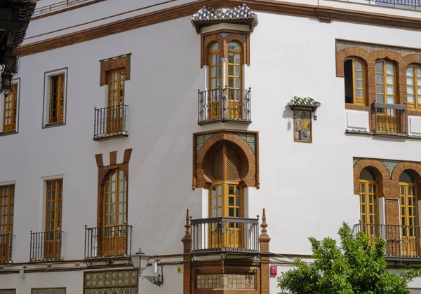 Typická dekorovaná fasáda v Seville, Andalusii, Španělsko. — Stock fotografie