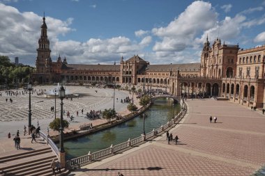 Nisan 2019 - Andalisia Seville'in ana meydanı Plaza de Espana İspanya yürüyen halklarla.