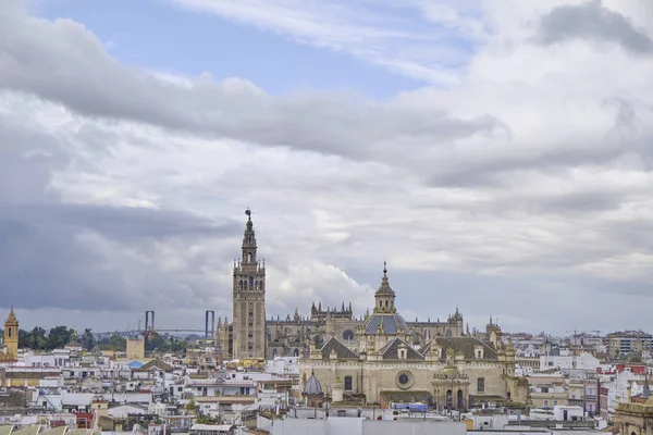Abril 2019 - Sevilla ESPAÑA - El horizonte de la ciudad (capital de Andalucía) desde la plataforma de observación (Metropol Parasol) en un día nublado . — Foto de Stock