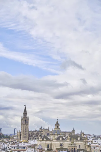 Aprile 2019 - Siviglia SPAGNA - Skyline della città (capitale dell'Andalusia) dal ponte di osservazione (Metropol Parasol) in una giornata nuvolosa . — Foto Stock