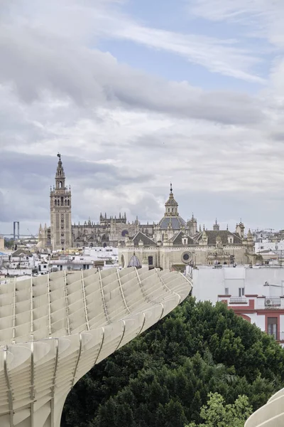 Aprile 2019 - Siviglia SPAGNA - Skyline della città (capitale dell'Andalusia) dal ponte di osservazione (Metropol Parasol) in una giornata nuvolosa . — Foto Stock